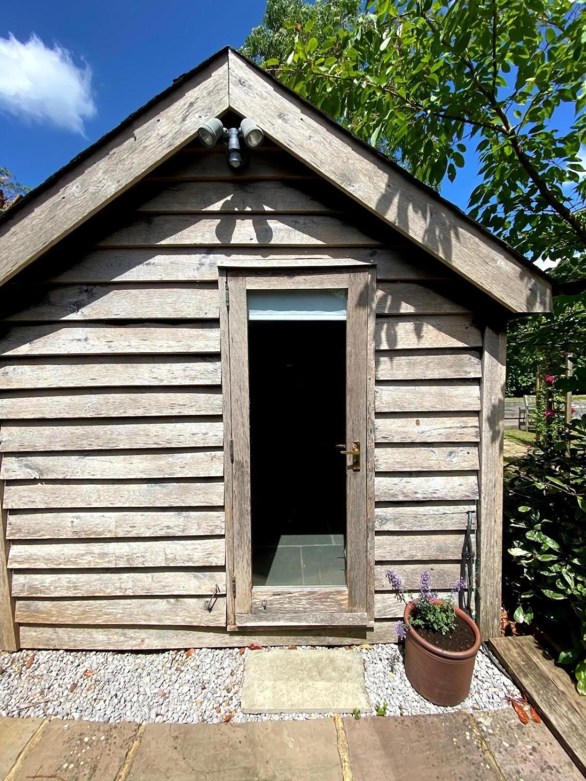Vila The Tool Shed Nestled In Idyllic Countryside Linchmere Exteriér fotografie