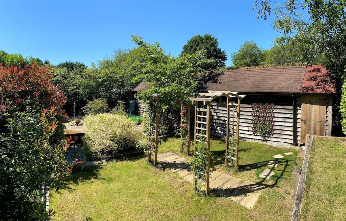 Vila The Tool Shed Nestled In Idyllic Countryside Linchmere Exteriér fotografie