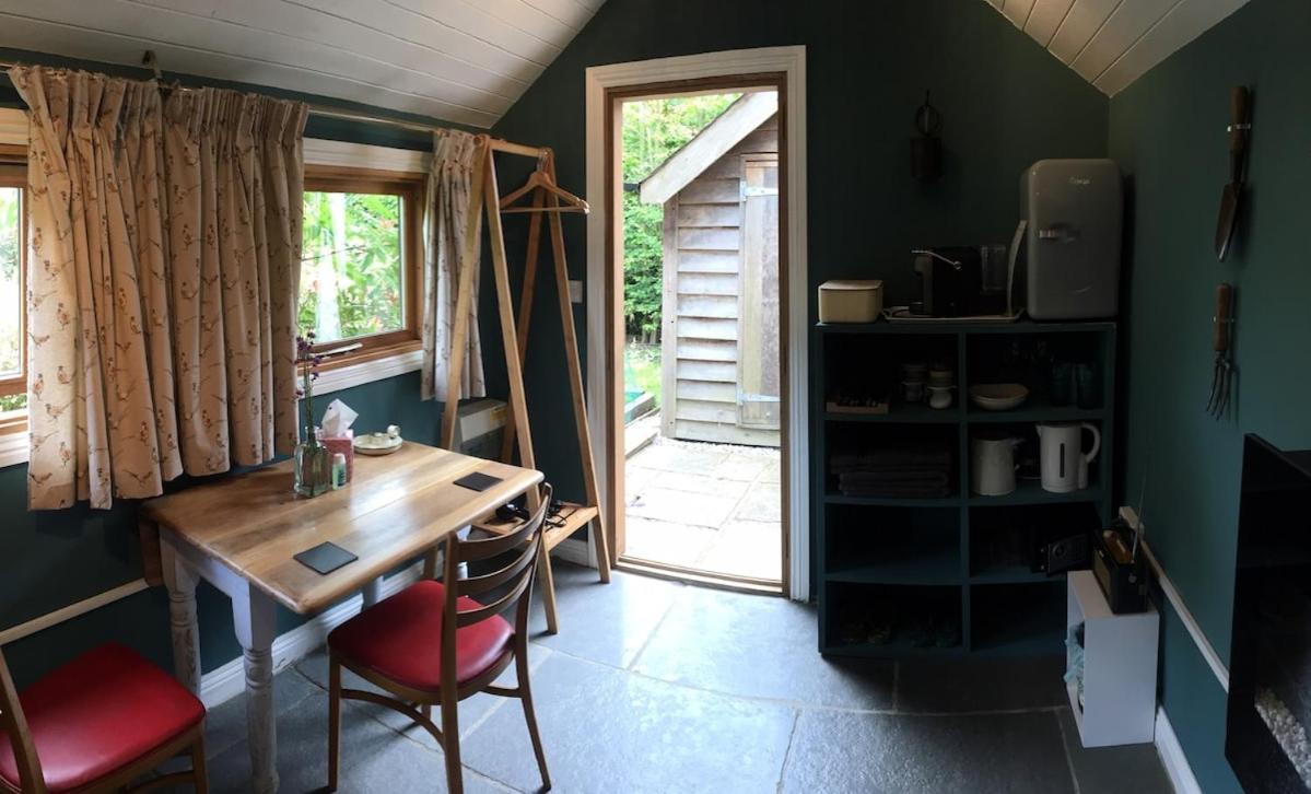 Vila The Tool Shed Nestled In Idyllic Countryside Linchmere Exteriér fotografie